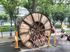 如何根据电力电缆的敷设环境和方式选择合适的型号和规格？